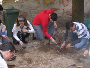 Algunos jóvenes en el momento de la excavación